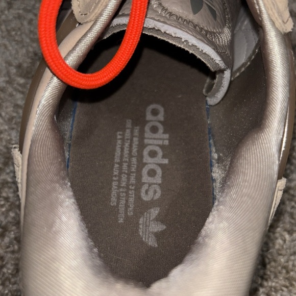 Barely used adidas ozweego - Picture 10 of 14